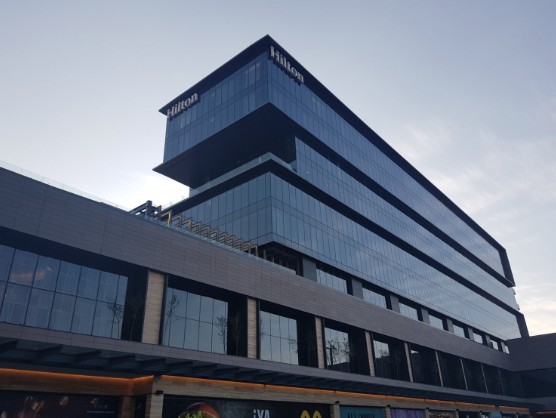 Fachada de cristal del hotel Hilton, proyecto de Glasum