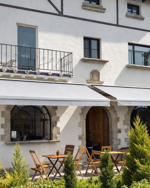 Fachada y terraza de Vicalex Crepes
